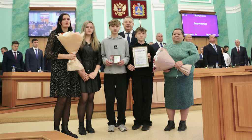 В Брянске родным погибших воинов вручили государственные награды