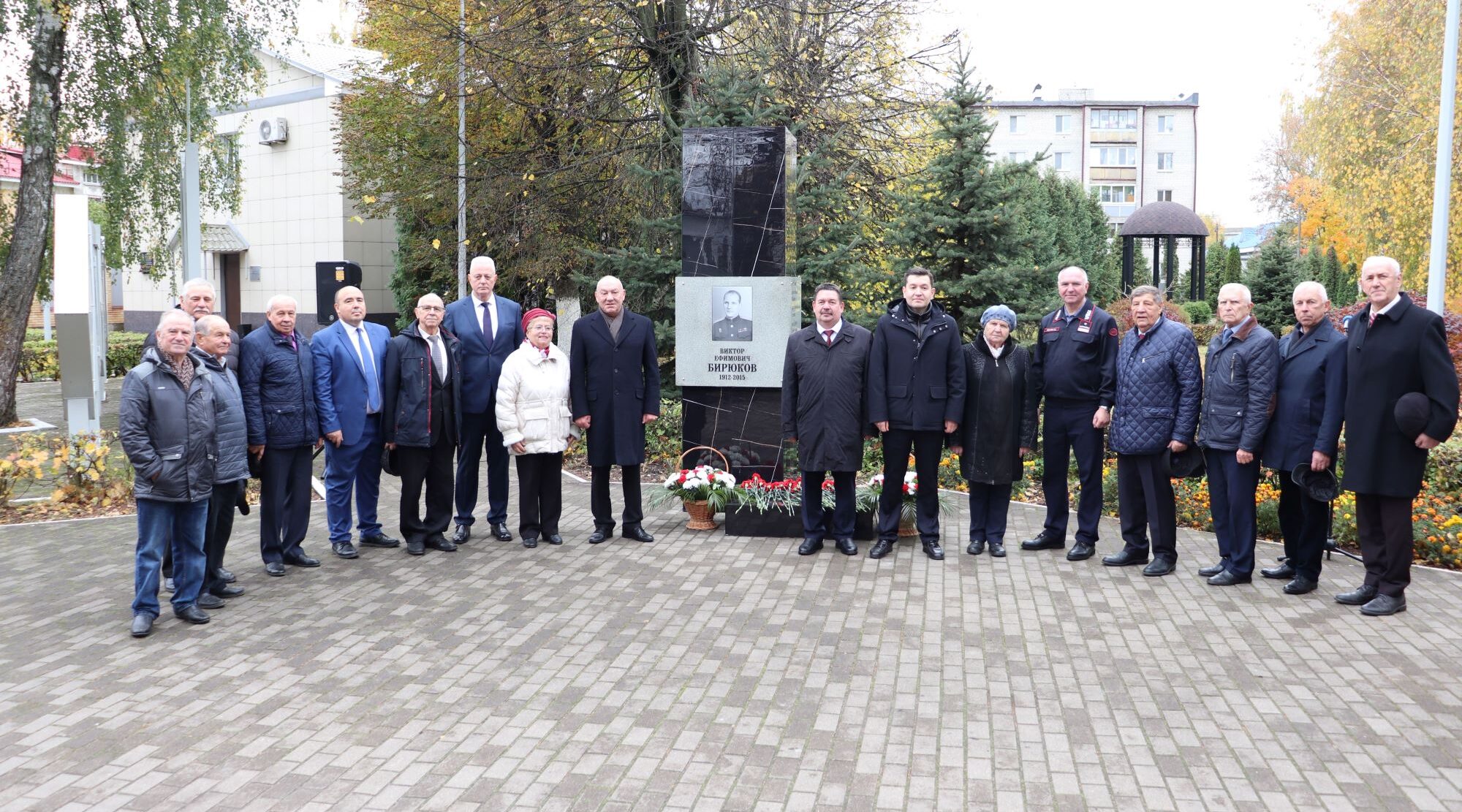 Память о легендарном железнодорожнике увековечили в граните