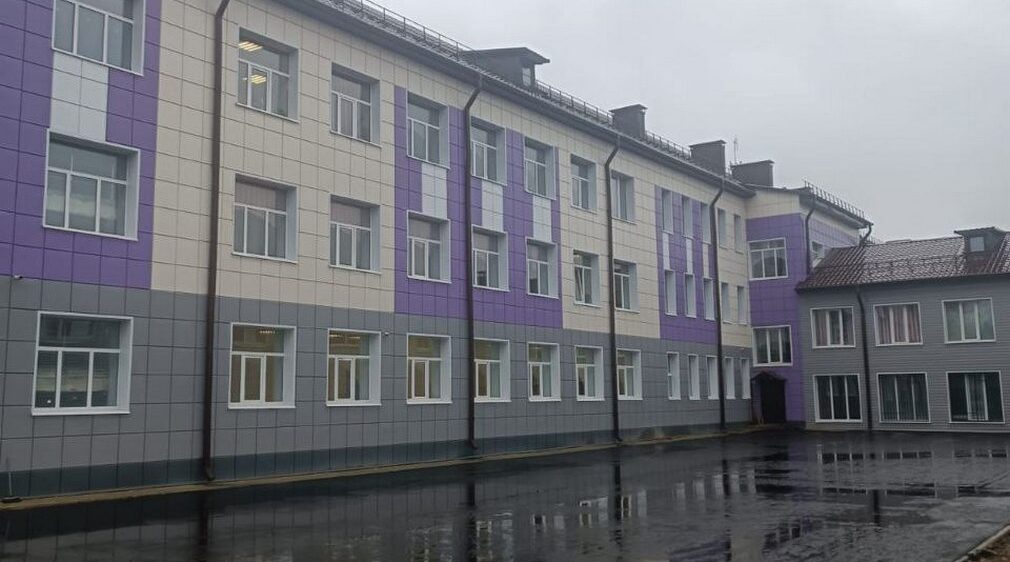 В Клетне Брянской области продолжается благоустройство территории у школы № 1