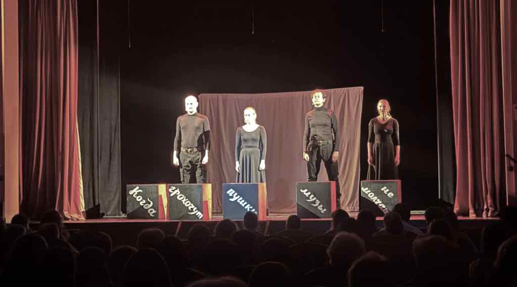 В Брянске показали спектакль о воинах для семей СВО