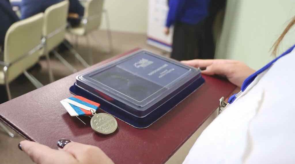 В Брянске отцам погибших героев вручили медали «Отец солдата»