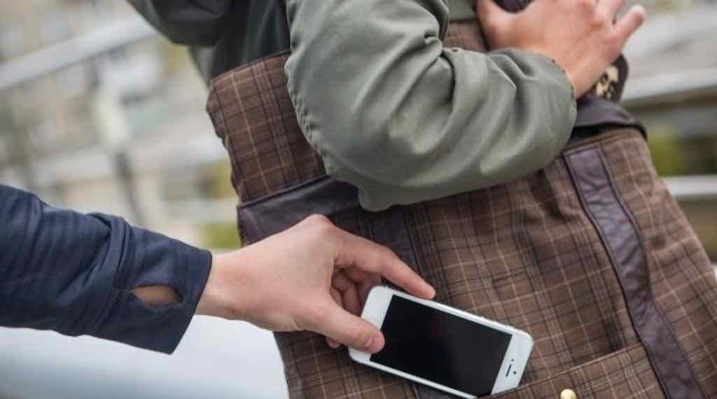 В Брянске полиция вернула ребёнку похищенный телефон