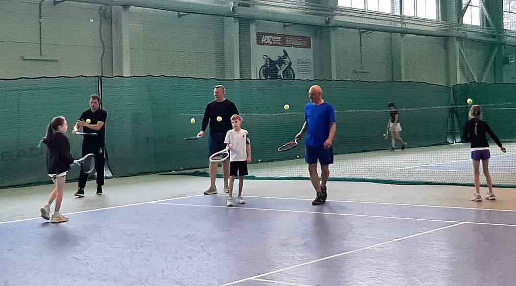 В Брянске прошел теннисный праздник ко Дню отца