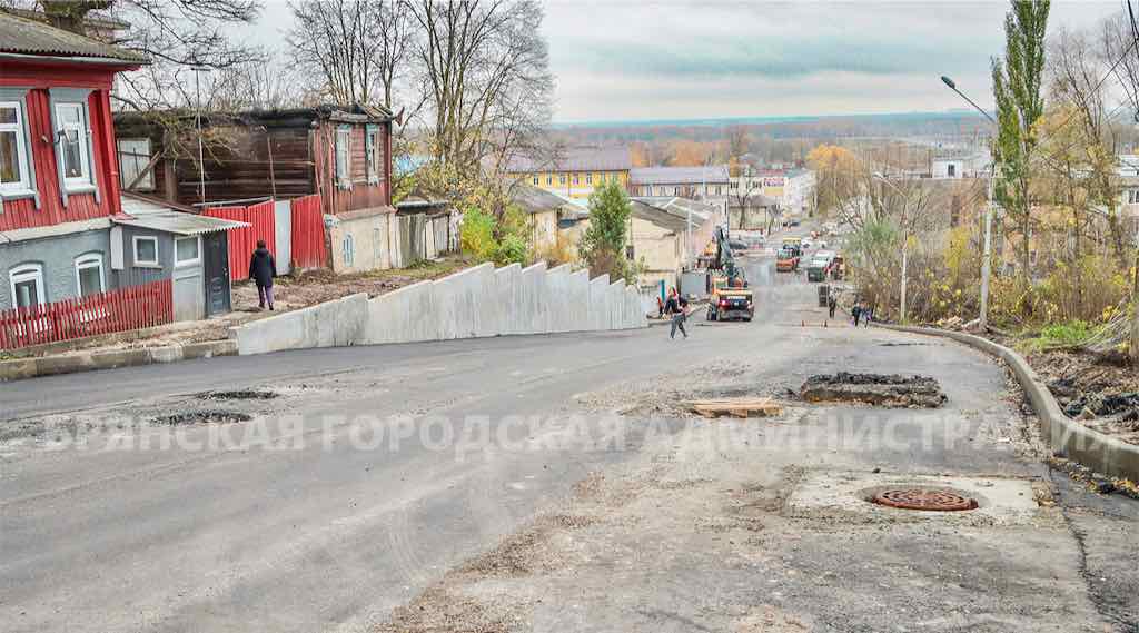 На улице Горького в Брянске уложили первый слой асфальта