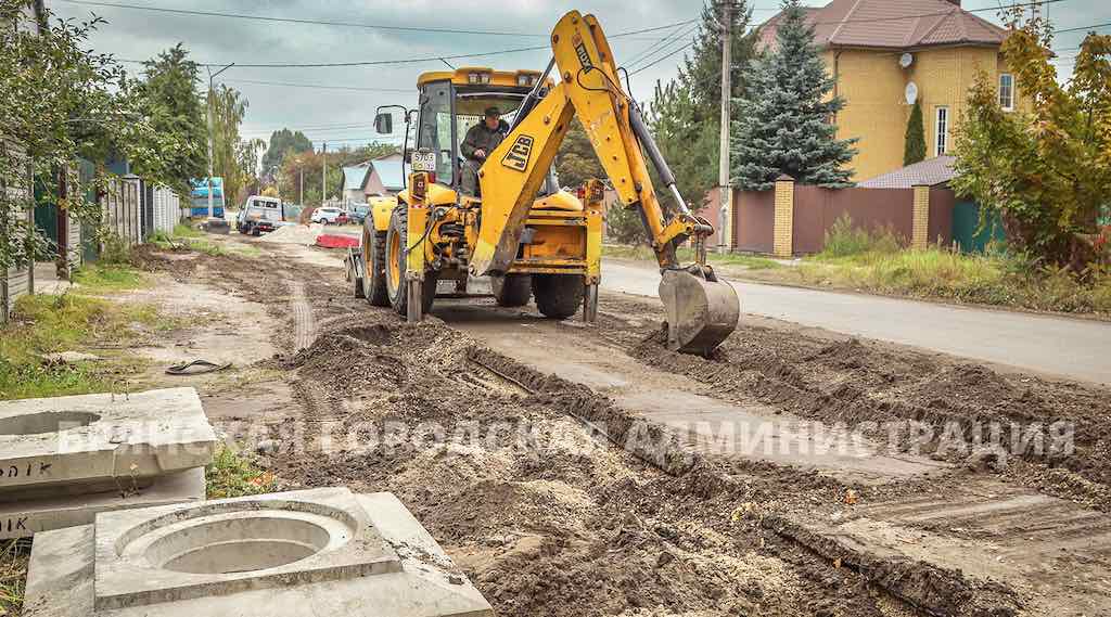 На улице Куйбышева в Брянске прокладывают ливнёвку