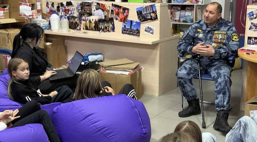 Брянские школьники встретились с ветераном СВО Владимиром Клевцовым