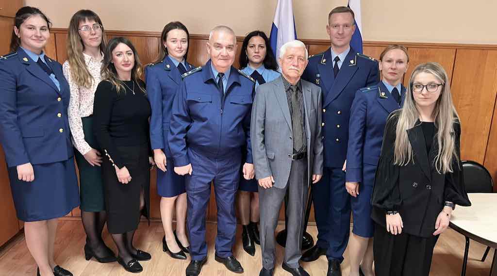 В Дятьково состоялась встреча молодёжи с ветераном прокуратуры