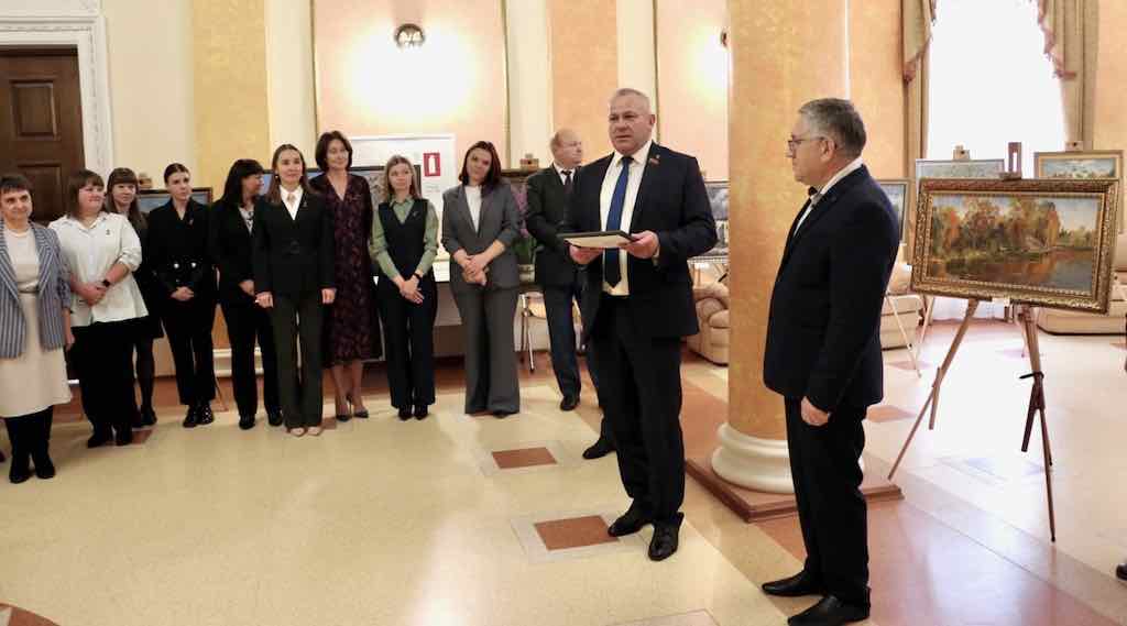 В Брянской Думе открылась выставка Игоря Лузакова