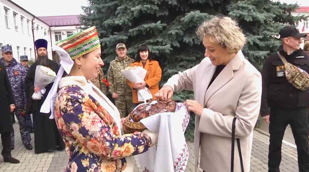 Биатлонистка Ольга Зайцева доставила гуманитарный груз в Стародуб