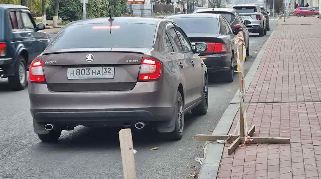 Нарушители парковки создали аварийную ситуацию на улице Горького