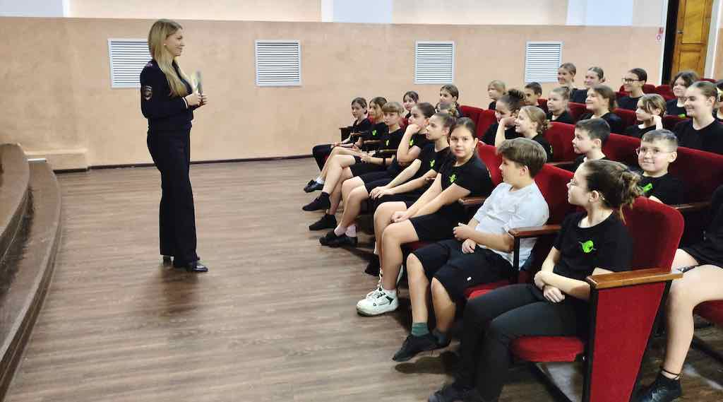 Жуковские полицейские учат танцоров безопасности на дорогах