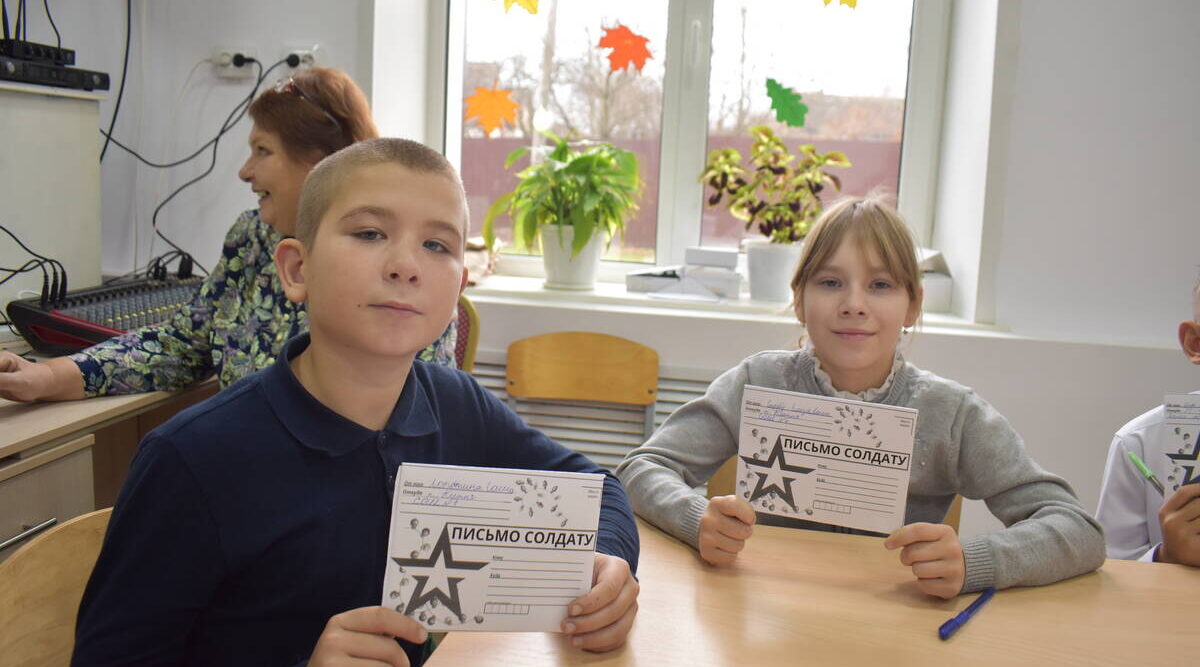 В Клетне Брянской области дети участников СВО написали письма солдатам