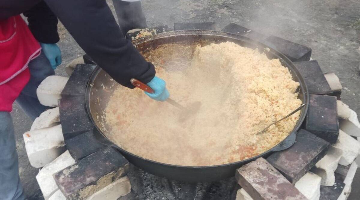В Климово многодетная семья угощает бойцов домашним пловом
