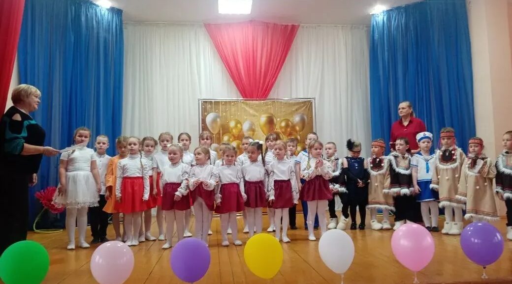 Ребята из детсада «Алёнушка» поздравили жителей Дома-интерната с Днём народного единства