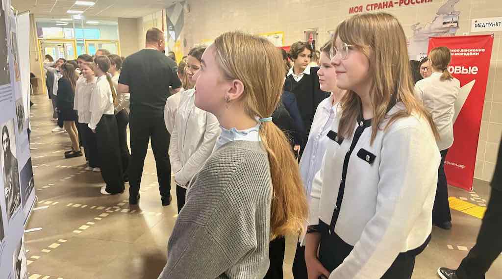 В брянской школе № 72 открылась патриотическая выставка «Наследие России»