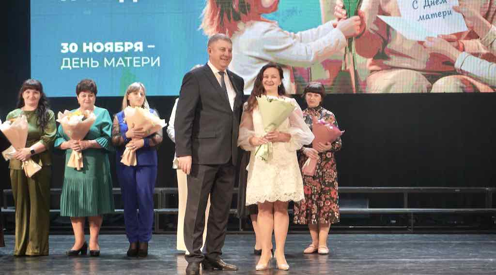 Брянские многодетные матери получили региональные награды