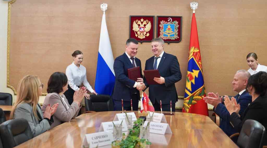 Александр Богомаз и Сергей Чирков подписали соглашение о социальной политике