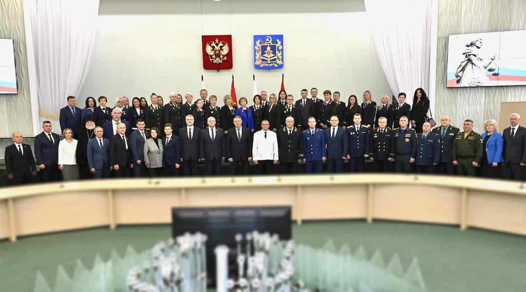 Александр Богомаз поздравил судей Брянской области с профессиональным праздником