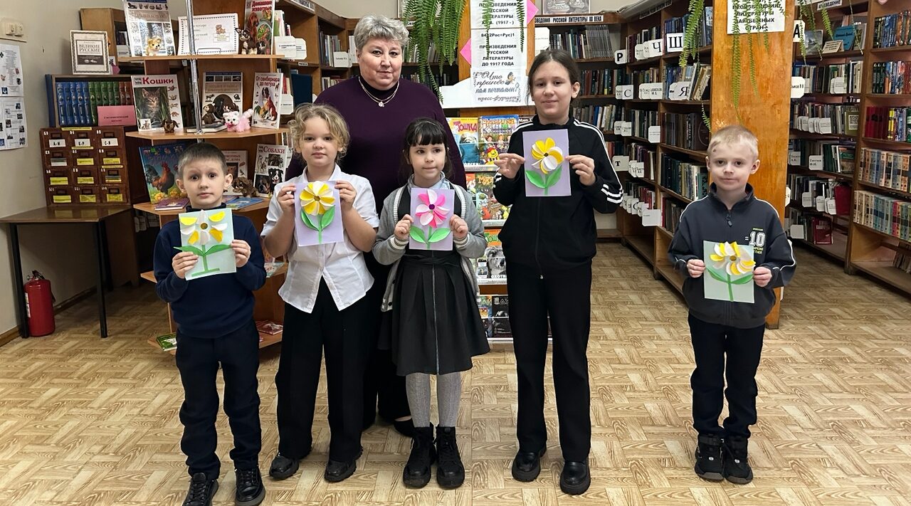 Брянские библиотекари провели для школьников мастер-класс «Подарок для мамы»