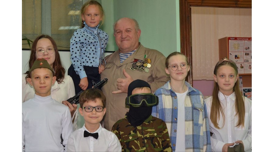 Юные читатели Брянска приняли участие в патриотическом часе «Время героев»