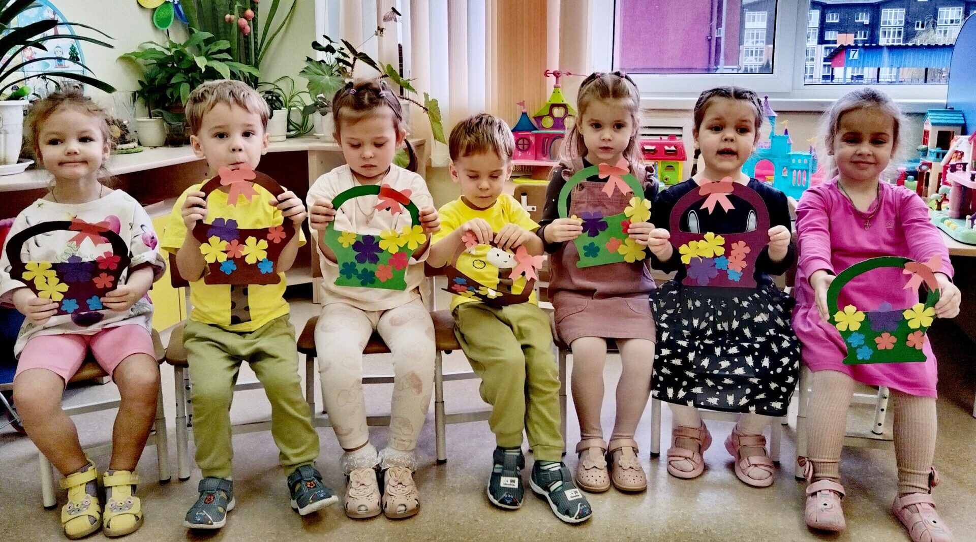 Дошкольники «собрали цветы» для мамы