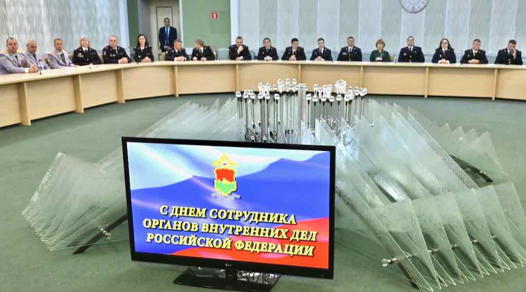 Александр Богомаз поздравил сотрудников УМВД с профессиональным праздником