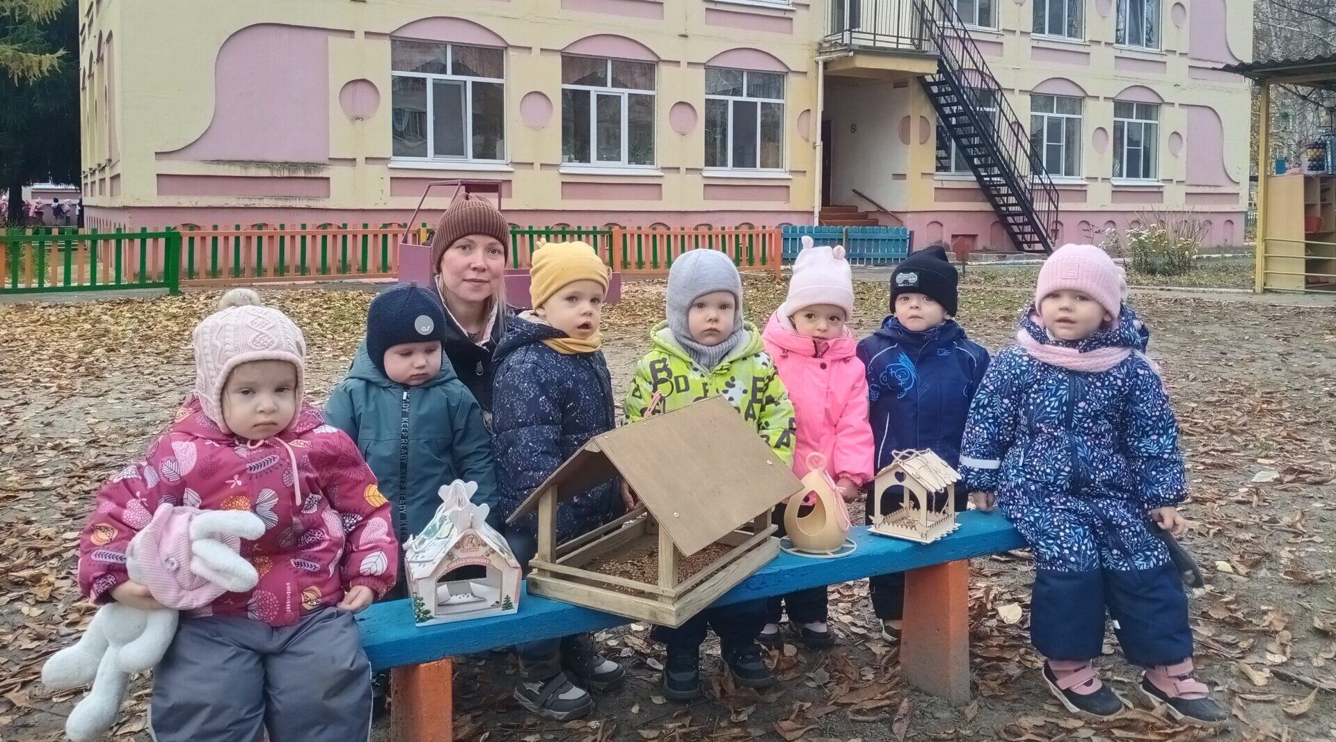 Кормушки для синичек развесили в детском саду