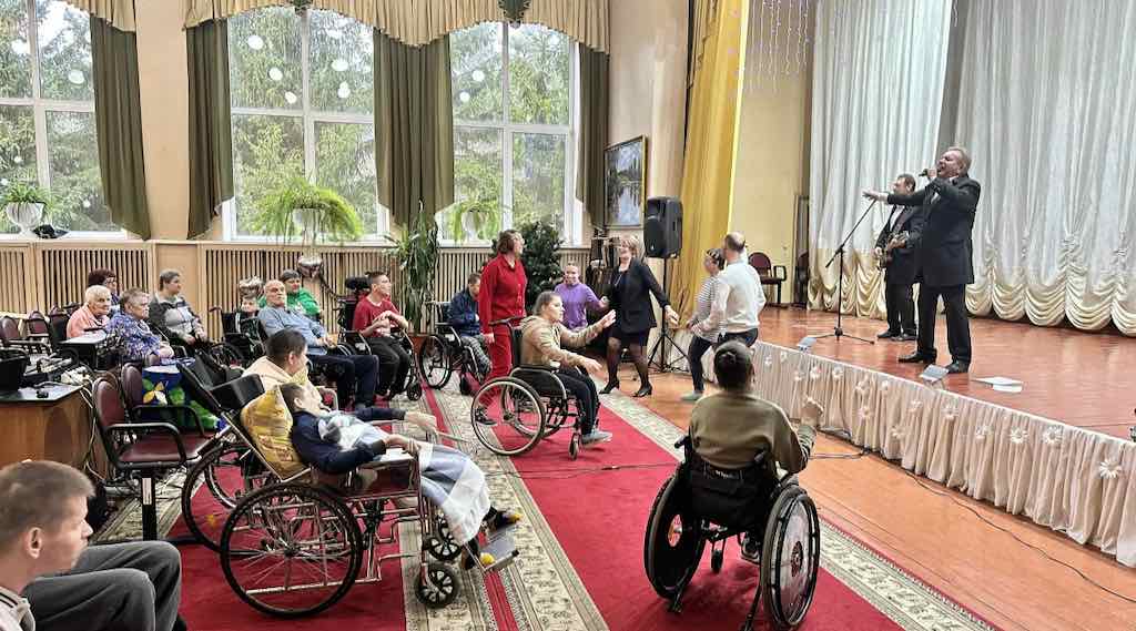 Артисты Брянской филармонии выступили в Дарковичском доме-интернате