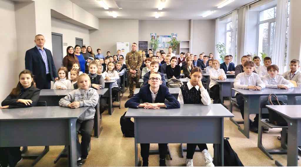 Участник СВО встретился со школьниками в поселке Дружба