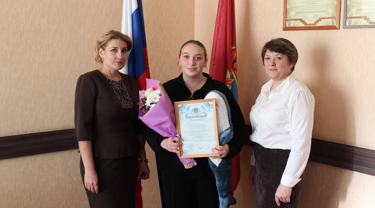 В Суземке Брянской области вручили сертификат на маткапитал многодетной маме