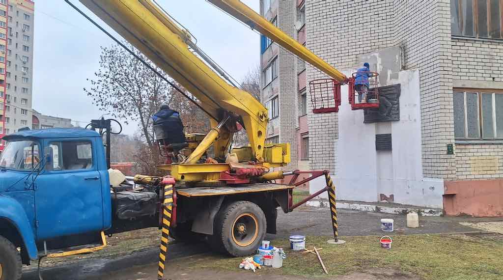 В Брянске начали реставрацию мемориальной доски Евдокимову