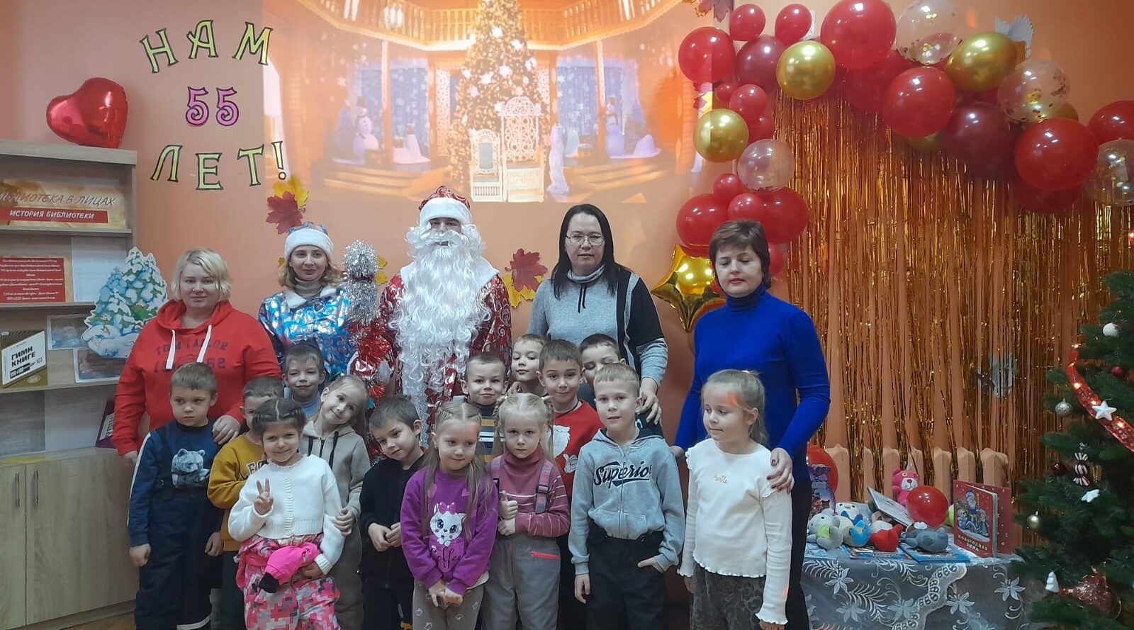 Дошкольники поздравили с днём рождения Деда Мороза