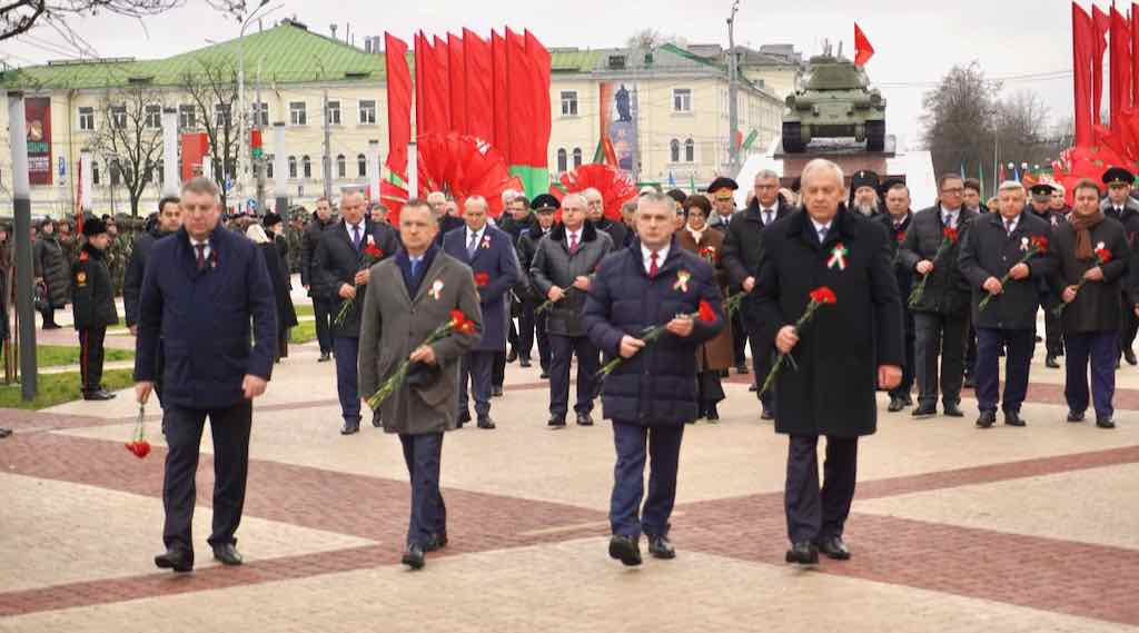 Брянские власти почтили память освободителей Гомеля