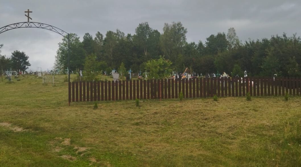 В деревне Католино благоустроили территорию кладбища