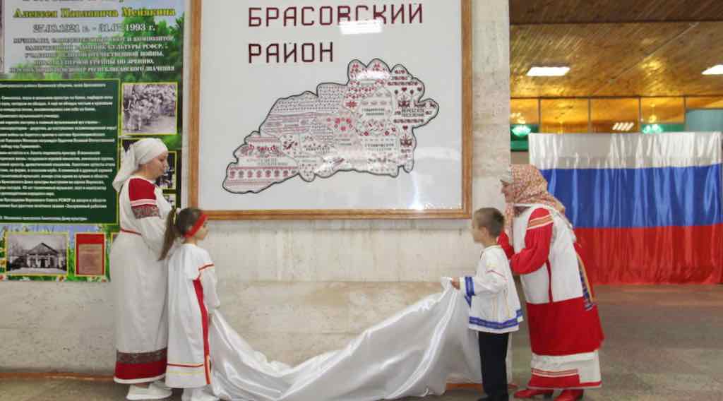 В Брасовском районе создали вышитую карту как оберег