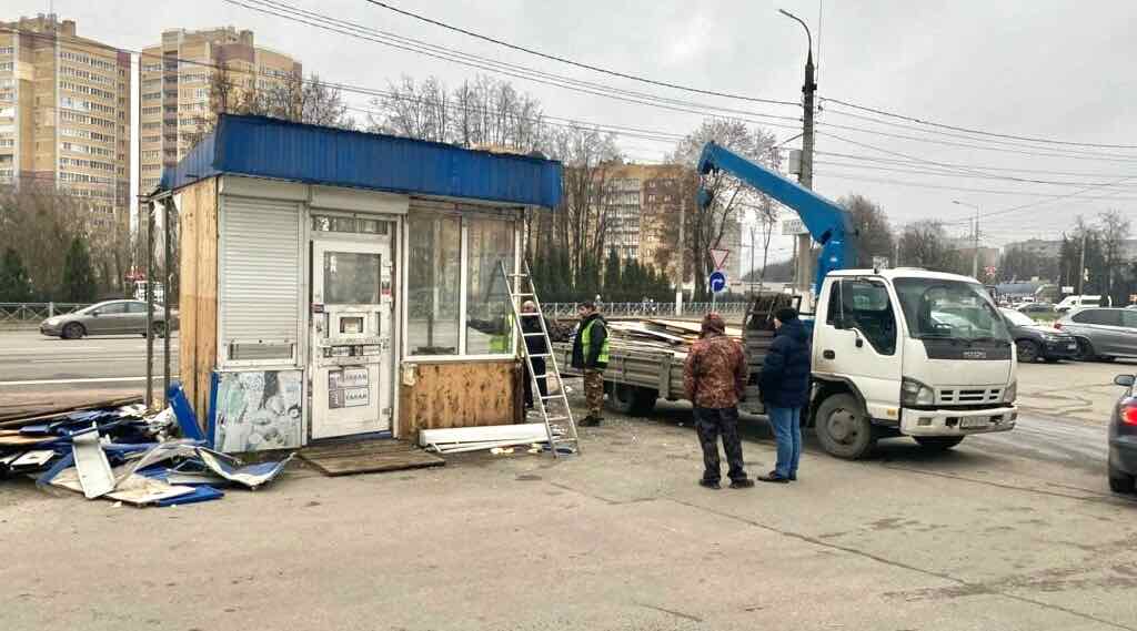 В Брянске демонтировали незаконные торговые объекты