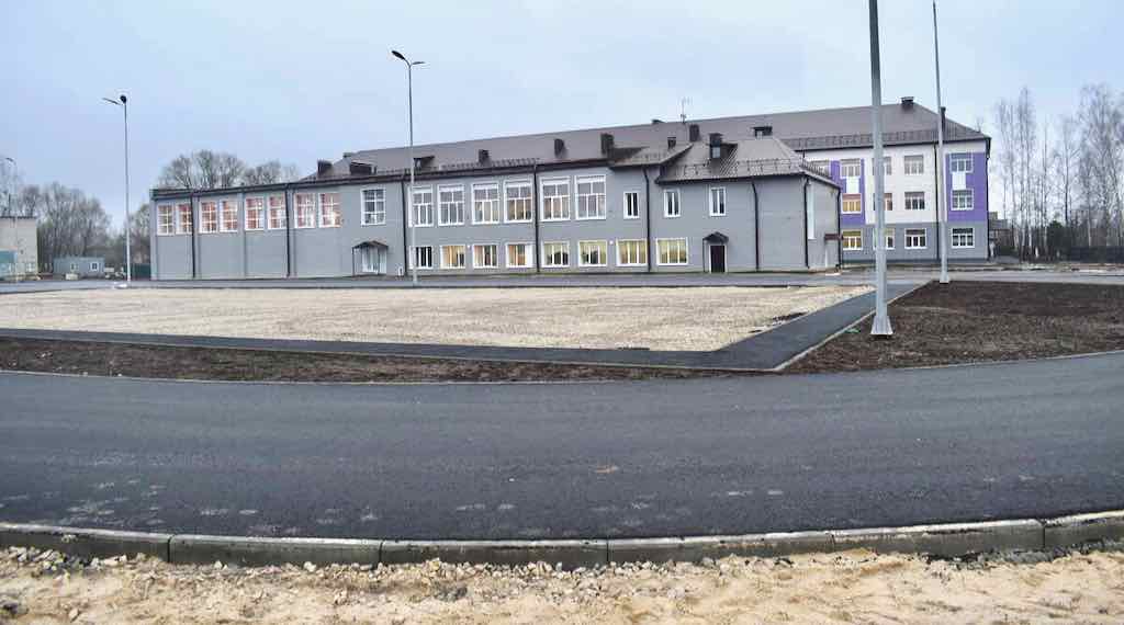 В брянской Клетне строят школьную спортплощадку 