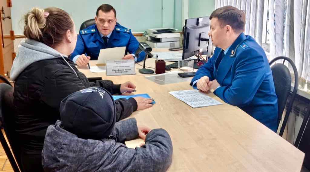 Выездной прием граждан в Комаричском районе провел зампрокурора