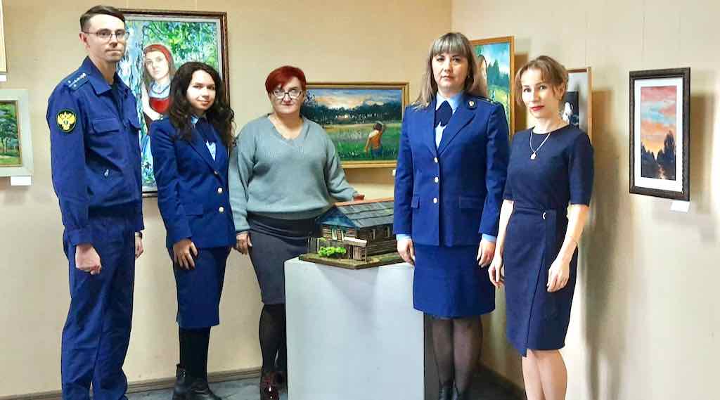 Прокуроры Унечи посетили картинную галерею перед праздником