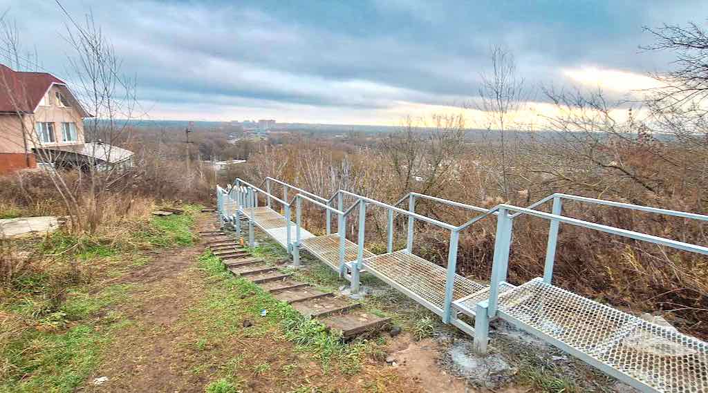 В Брянске завершили ремонт пешеходных лестниц
