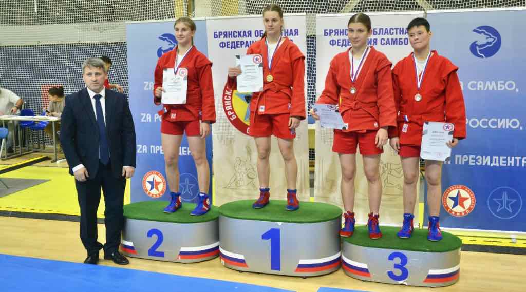 Брянские самбисты завоевали четыре медали в первый день