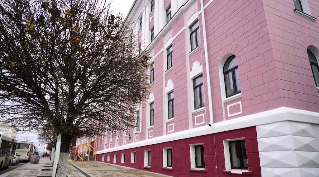 Александр Богомаз проверил ход работ в филиале Сеченовского университета