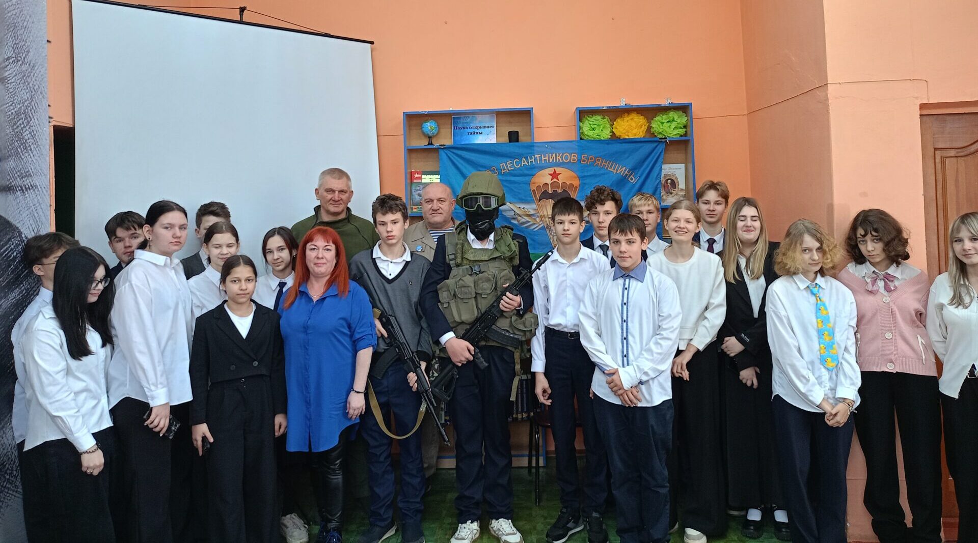 Брянские школьники встретились с участниками СВО