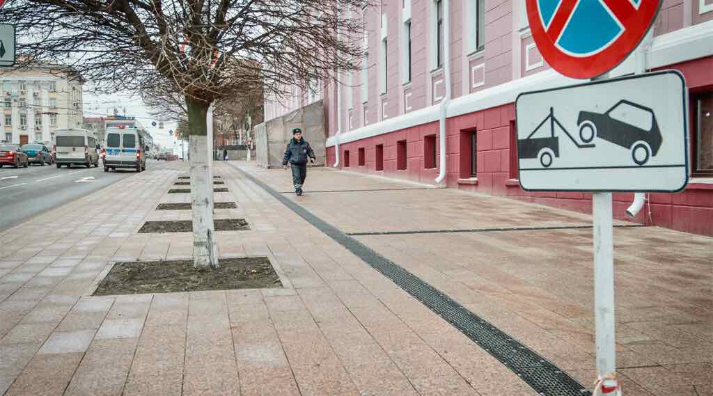 В Брянске уложили гранитный тротуар у медвуза