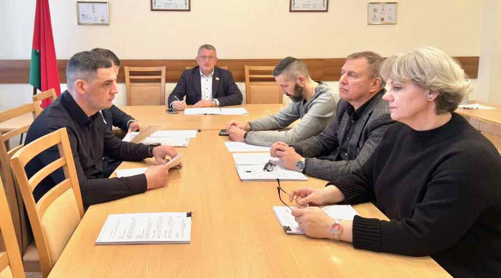 В Володарском районе Брянска благоустроили дворы и сквер