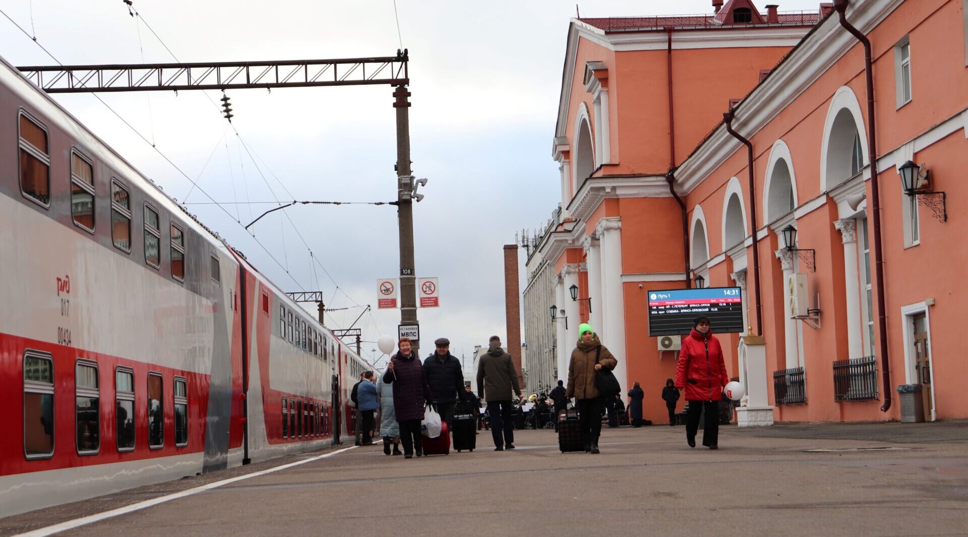 Двухэтажный поезд начал курсировать между Брянском и Санкт-Петербургом