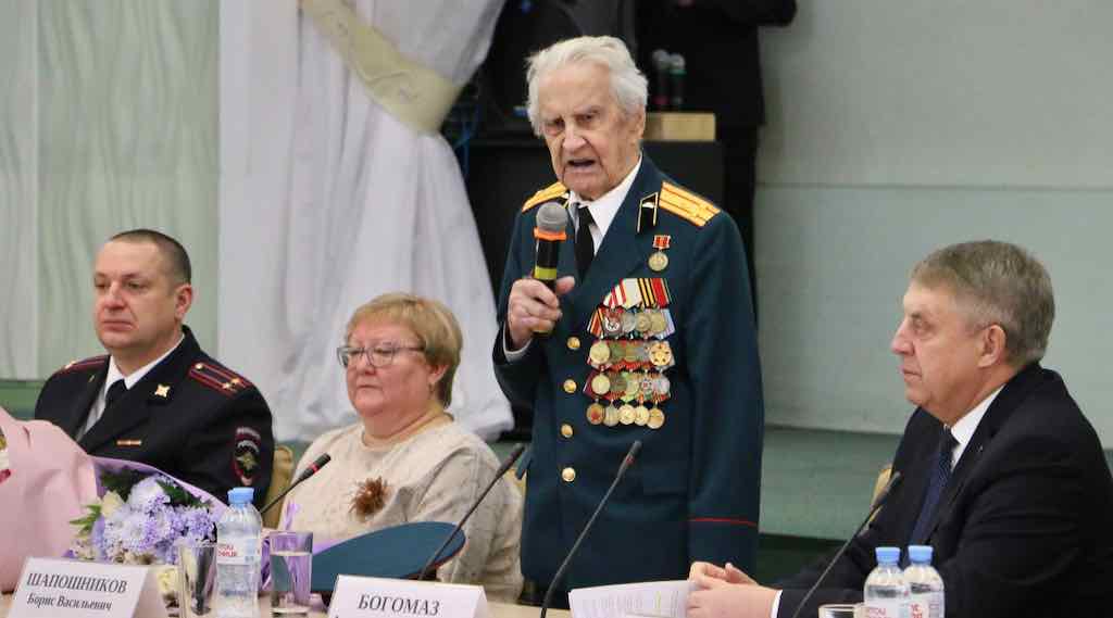 Копию Знамени Победы передали кадетам Брянской области