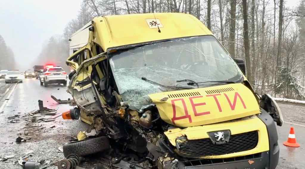 В Брянском районе микроавтобус с детьми попал в ДТП