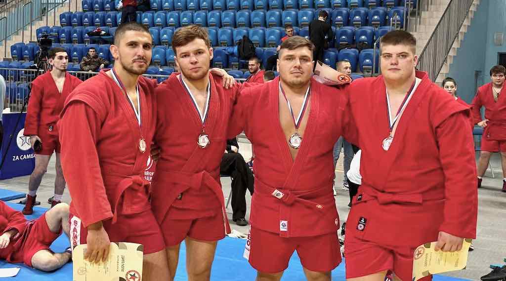 Брянские самбисты завоевали 16 медалей на чемпионате ЦФО