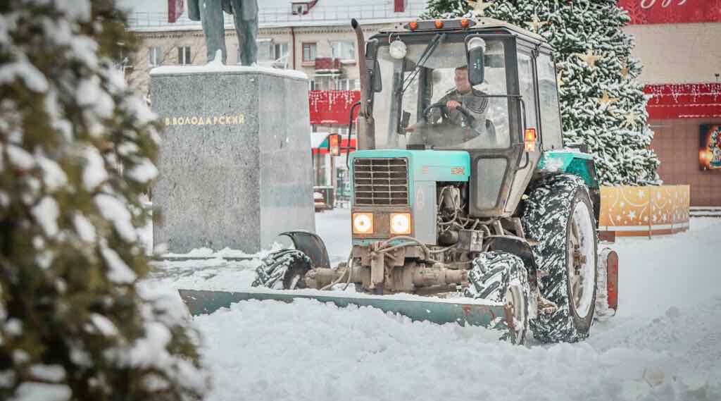 В Брянске дорожная техника перешла к расчистке второстепенных улиц